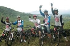 Komunis yang Berseni...
