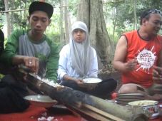 Menikmati Nasi Bumbung...
