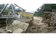Diterjang Banjir Bandang,...