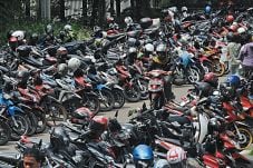 Pengendara Pilih Parkir...