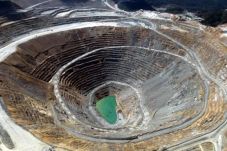 Newmont Targetkan 762.766...