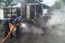 Truk Trailer Terbakar...