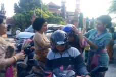 Peringati Hari Ibu,...