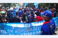 Gaji Tak Dibayar, Ratusan...