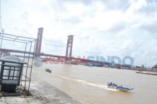 Melintas Sungai Musi,...