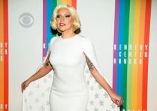 Lady Gaga Kerjakan Album...