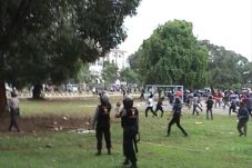 Dua Kelompok Mahasiswa...