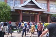 Honor Belum Cair, Petugas...