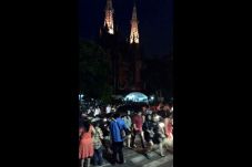 Dipenuhi Jemaat, Katedral...