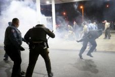 Demonstran Kembali Penuhi...