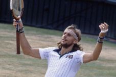 Mantan Atlet Tenis Kalahkan...