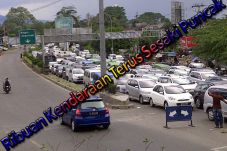 Ribuan Kendaraan Terus...