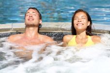Berendam di Jacuzzi...