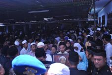 Ribuan Orang Mengantarkan...