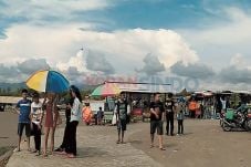 Wisatawan Serbu Pantai...