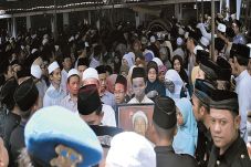 Ribuan Pelayat Antarkan...