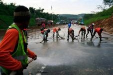 Diguyur Hujan, Jalur...
