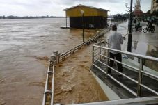 Banjir Teburuk Terjang...