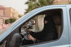 Nyetir Mobil, Dua Wanita...