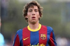 Gelandang Barca Menuju...