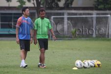 Pelatih Kepala Persebaya...