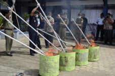 Ratusan Ribu Rokok Ilegal...