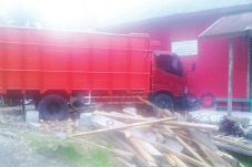Truk Batu Bara Seruduk...