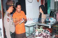 Bobol Toko, Gondol Baju...