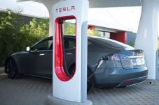 Tesla Kembangkan Charger...
