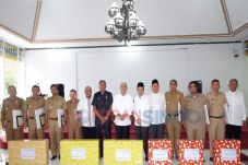 Enam Camat Terima Penghargaan...
