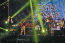 Tanpa Kembang Api Pesta...