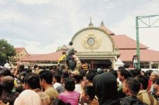 Ribuan Warga Berebut...