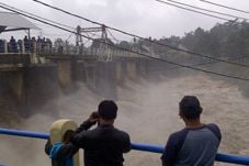 Puncak Diguyur Hujan,...