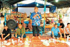 Sambil Menonton Wayang...