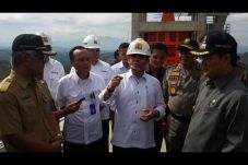 Yuddy Desak Proyek Waduk...