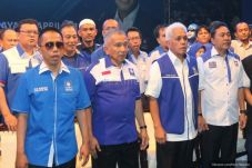 Membaca Arah Politik...
