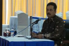 Jadi Hakim Konstitusi,...