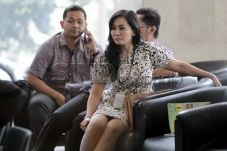 Berbelit-belit, Istri...