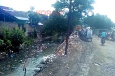 Bantaran Sungai Dipenuhi...