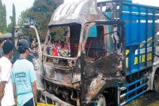 Tabrak Lari Orang, Truk...