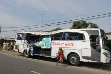 Bus Kramat Djati Terguling...