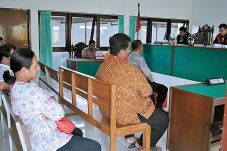 Tiga Penjual Didenda...