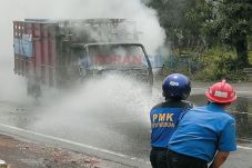 Truk Elpiji Terbakar,...