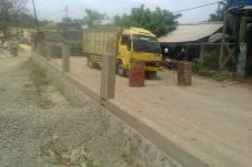 Warga Desa Malang Nengah...