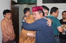 Memaafkan, Budayawan...