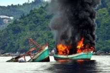 Kapal Pencuri Ikan Ditenggelamkan...