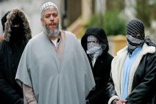 Ulama Radikal Abu Hamza...