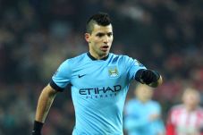 Aguero Dibawa Saat Kunjungi...