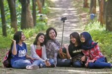 Eksis dengan Tongsis