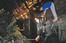 Mobil MPV Terperosok...